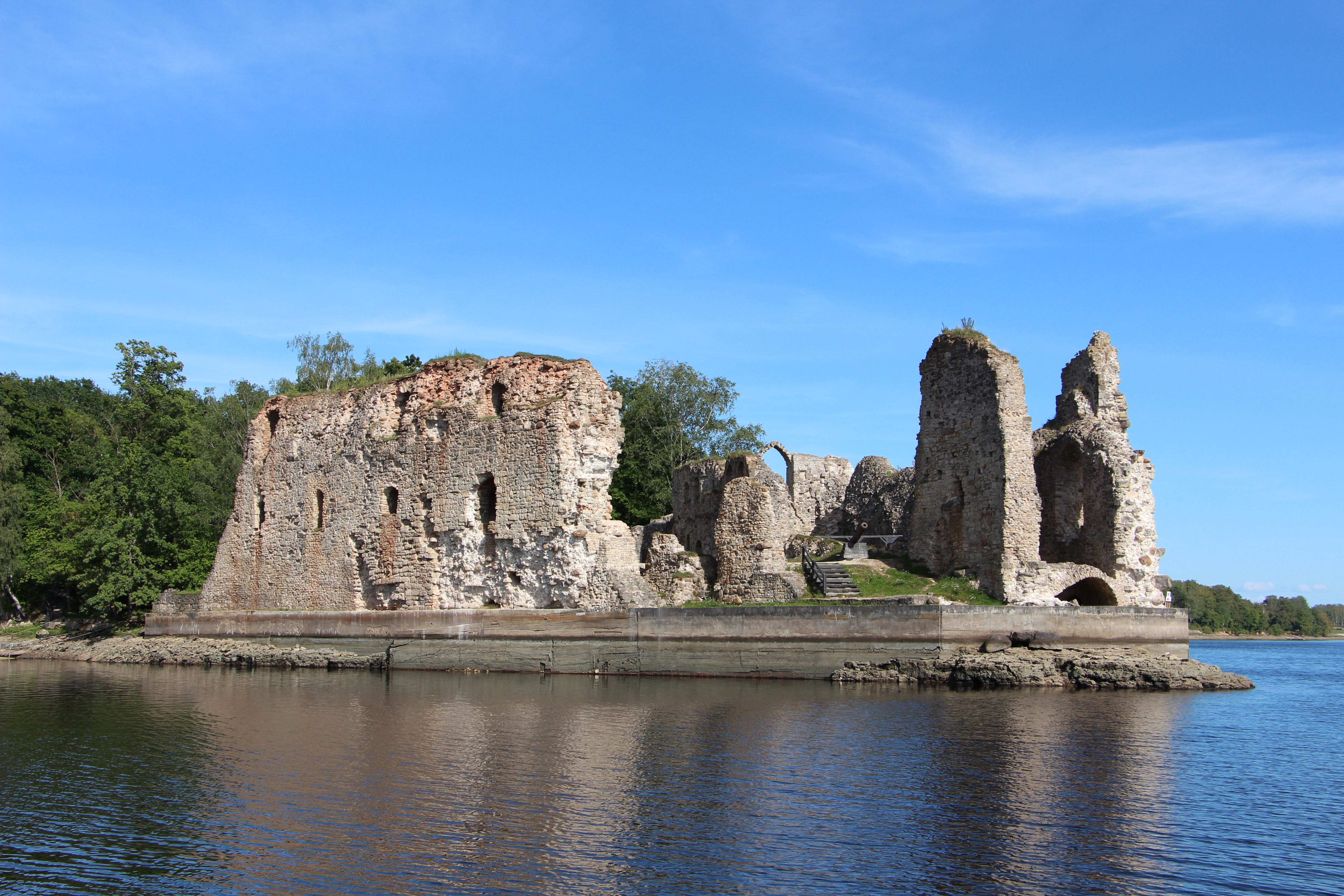 Kokneses pilsdrupas. Skats no Daugavas. Neparasto skatu foto medības Koknesē 2024