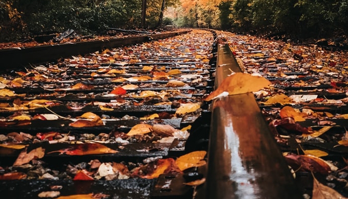 Klāt rudens ar sev raksturīgo dzelzceļa “melno ledu”