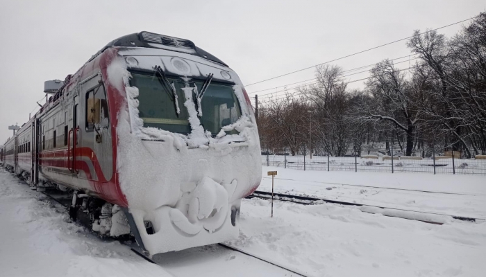 Sniegputenis un atkala ietekmē vilcienu kustību