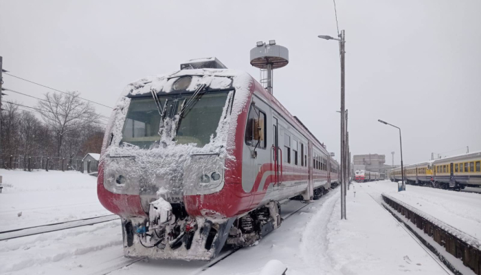 Sniegs un zema gaisa temperatūra ietekmē vilcienu kustību